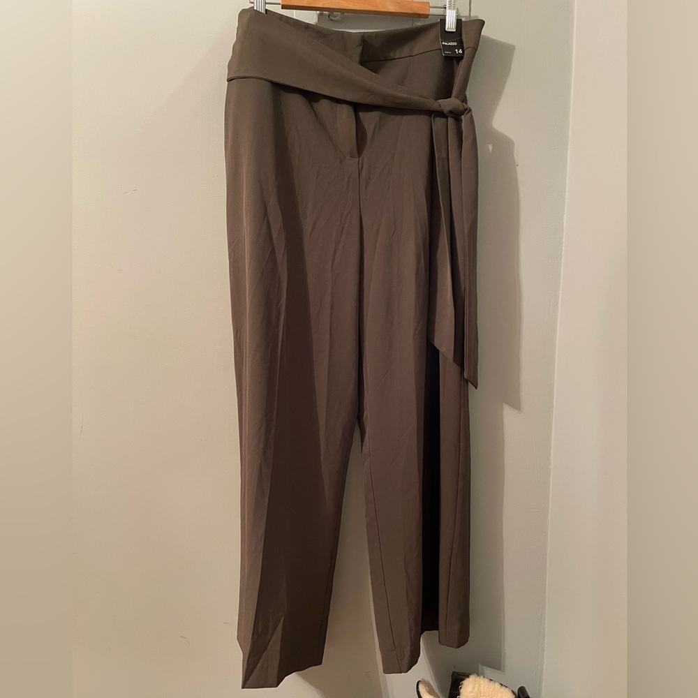 Stretchy classic women’s pants NWT with pockets and a belt.